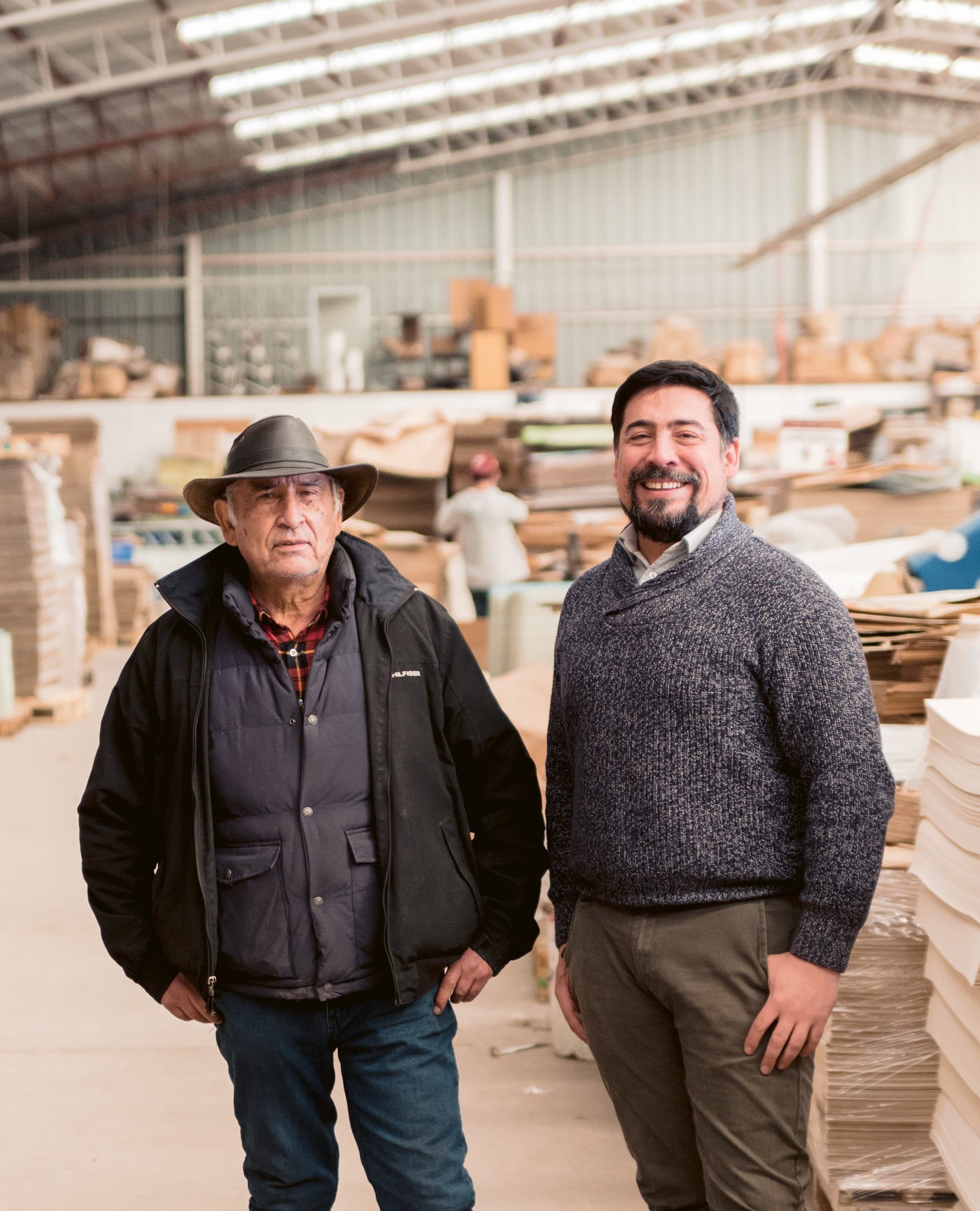 Fundadores de Envases Chacón – padre e hijo en la fábrica